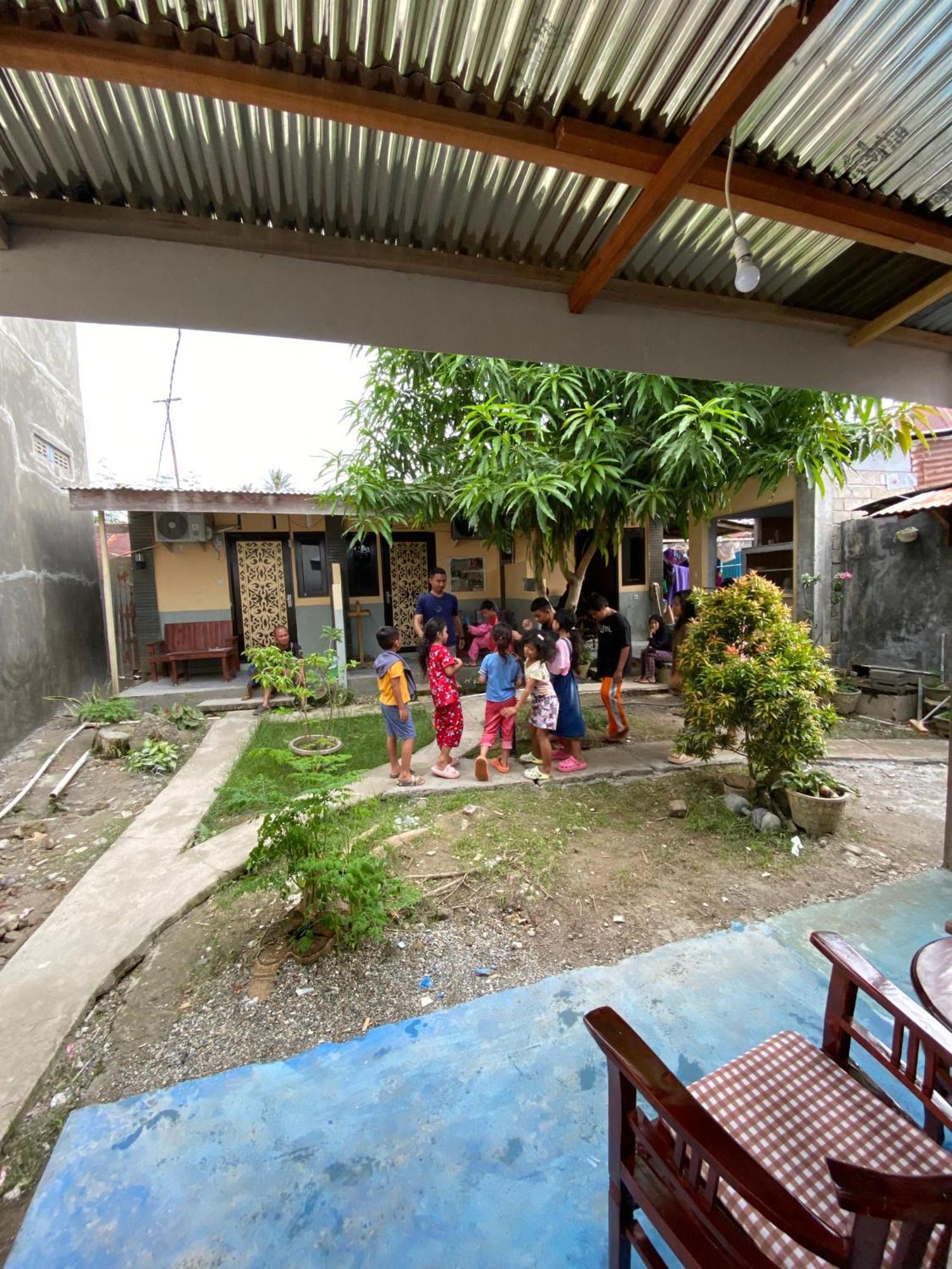 Harry & Mimin Homestay ゴロンタロ エクステリア 写真