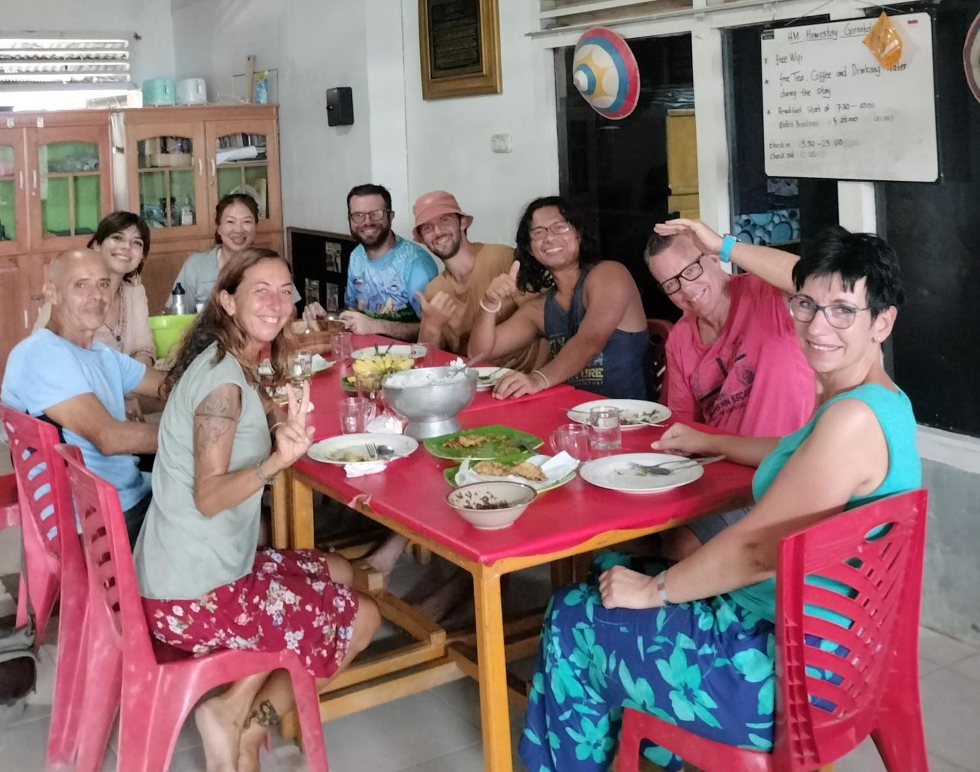 Harry & Mimin Homestay ゴロンタロ エクステリア 写真