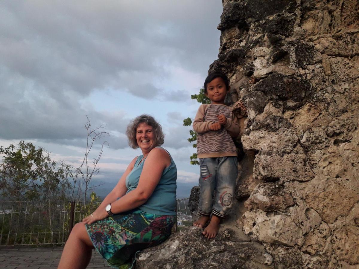 Harry & Mimin Homestay ゴロンタロ エクステリア 写真